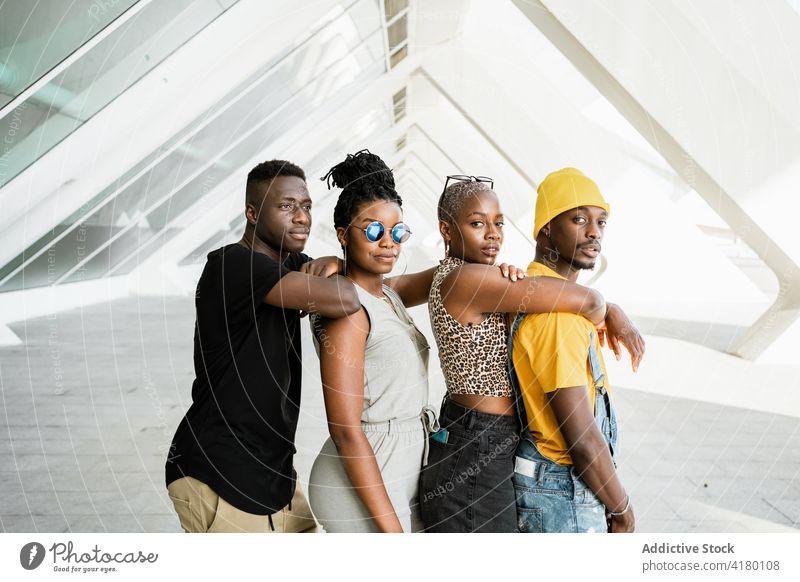 Eine Gruppe schwarzer Freunde steht zusammen auf der Straße cool Unternehmen Stil urban Einheit sich[Akk] sammeln trendy fettarm einander ethnisch