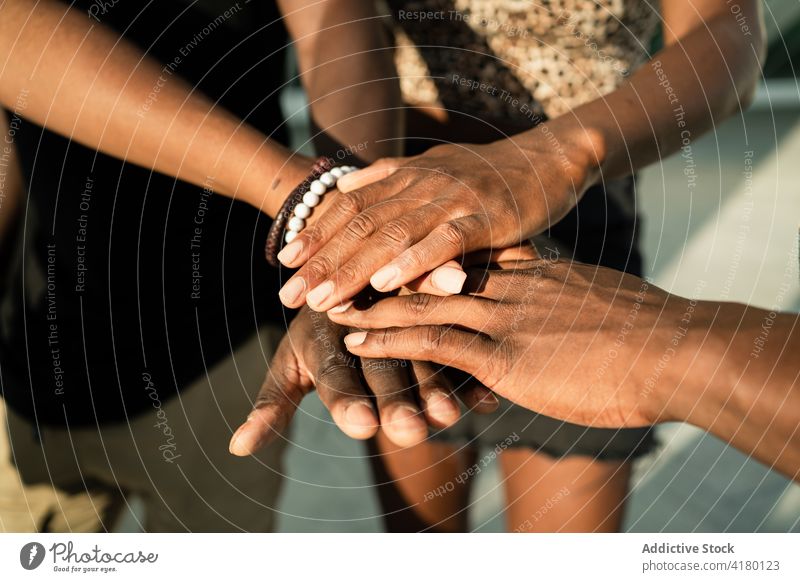 Gesellschaft schwarzer Menschen, die ihre Hände zusammenlegen Hände stapeln Freundschaft Einheit Zusammensein sich[Akk] sammeln Unternehmen zusammenarbeiten