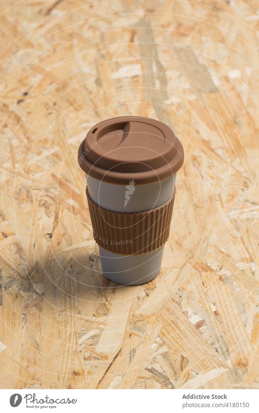 Einwegbecher mit Silikonring und Deckel im Studio Pappbecher Einwegartikel Kaffee Imbissbude trinken zum Mitnehmen Getränk wiederverwerten keine Verschwendung