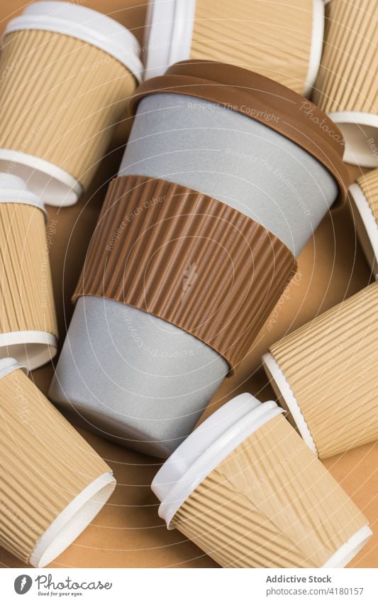 Wiederverwendbare Becher mit Kaffee zum Mitnehmen, serviert auf Holz Tasse Imbissbude Getränk wiederverwenden keine Verschwendung umweltfreundlich trinken