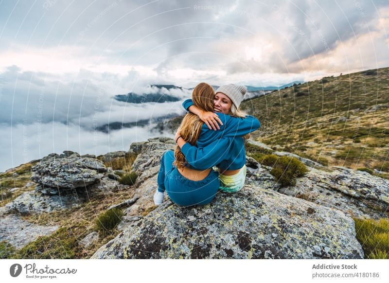 Fröhliche Frauen, die sich in den Bergen umarmen Umarmung Berge u. Gebirge Reisender genießen Urlaub Freund Hochland heiter Freundschaft Zusammensein Abenteuer