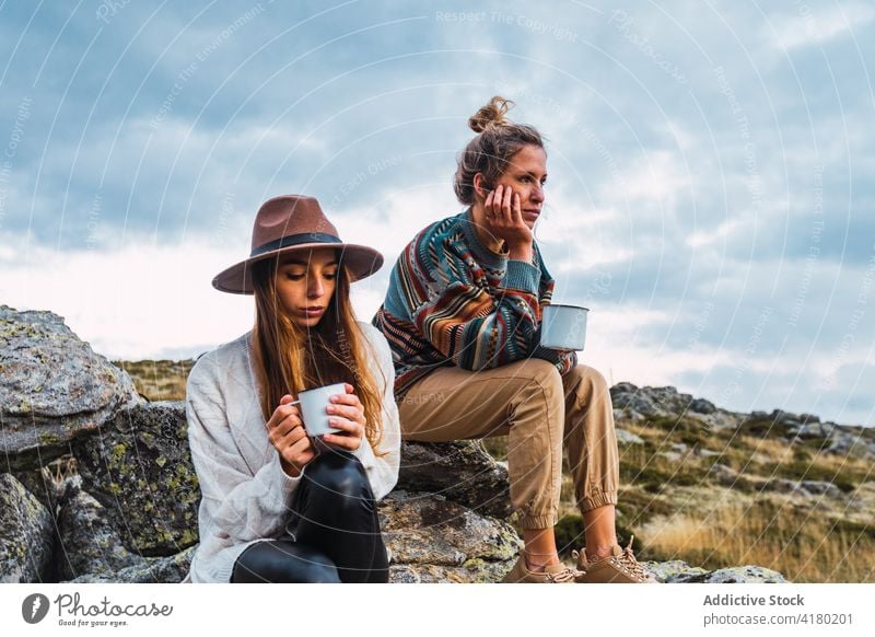 Frauen mit Heißgetränk in Tassen in den Bergen Reisender Berge u. Gebirge Hochland reisen sich[Akk] entspannen trinken sorgenfrei Landschaft Feiertag Ausflug