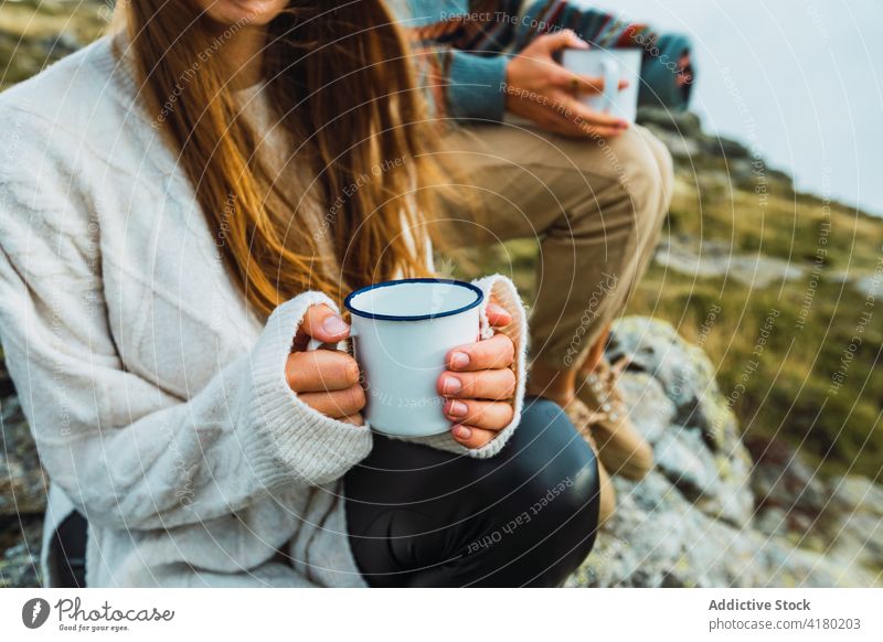 Anonyme Frauen mit Heißgetränk in Tassen in den Bergen Reisender Berge u. Gebirge Hochland reisen sich[Akk] entspannen trinken sorgenfrei Landschaft Feiertag