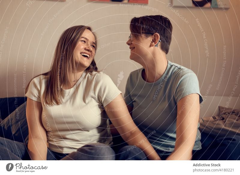 Fröhliche lesbische Frauen, die zu Hause zusammen lachen Paar Lachen Spaß haben Zusammensein heimwärts heiter Partnerschaft Glück Homosexualität lgbt Bonden