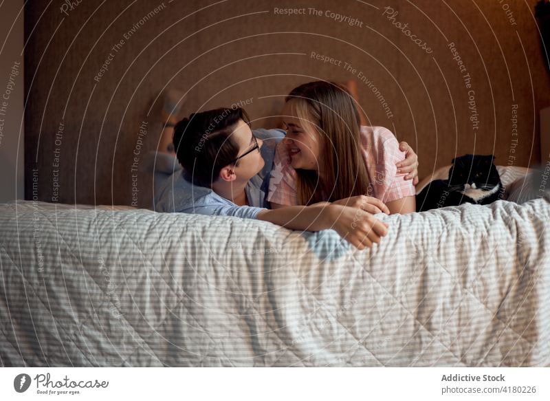 Zufriedenes Frauenpaar auf dem Bett liegend Liege lesbisch sich[Akk] entspannen Morgen heimwärts Liebe Partnerschaft Zusammensein Schlafzimmer Freundin