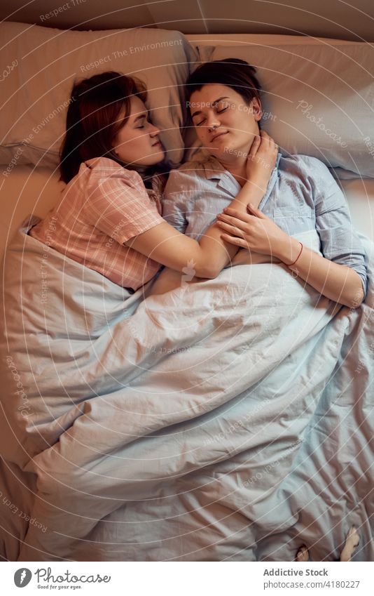 Ein Paar Frauen liegt schlafend auf dem Bett Liege lesbisch sich[Akk] entspannen Morgen heimwärts Liebe Partnerschaft Zusammensein Schlafzimmer Freundin