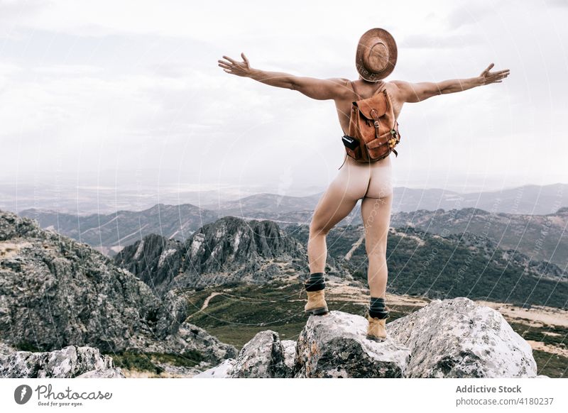 Nackter reisender Mann genießt die Freiheit in den Bergen Berge u. Gebirge genießen nackt sorgenfrei ausdehnen Entdecker Rucksack männlich Reise Tourismus