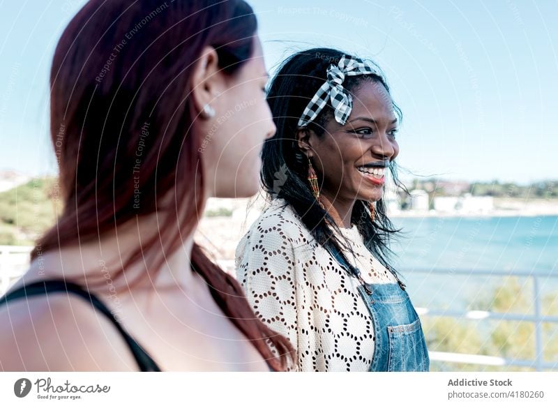 Glückliche multiethnische lesbische Freundinnen genießen den Sommertag zusammen Frauen Paar Inhalt Zusammensein Partnerschaft Liebe heiter Zuneigung Lifestyle