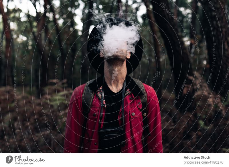 Anonymer Mann raucht im Wald Wälder Rauch reisen ausatmen Natur dunkel Dampf Umwelt Tourist Nikotin Waldgebiet friedlich ruhen idyllisch Einsamkeit träumen