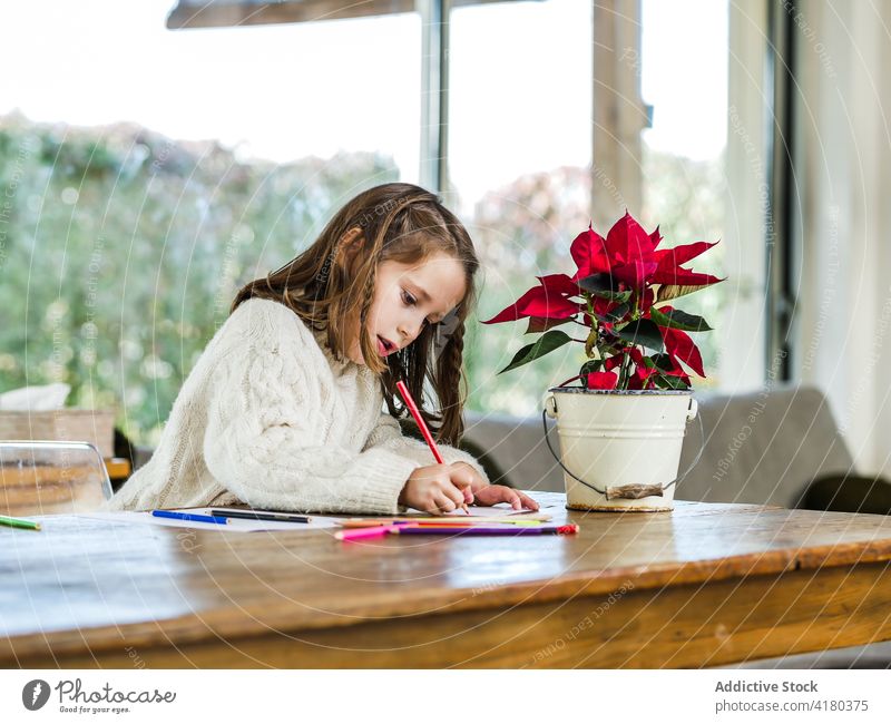 Crop Mädchen Zeichnung auf Papier Blatt zeichnen Bleistift Hobby Kindheit Bildung elementar Entwicklung unterhalten Inspiration Pupille Schreibwarenhandlung