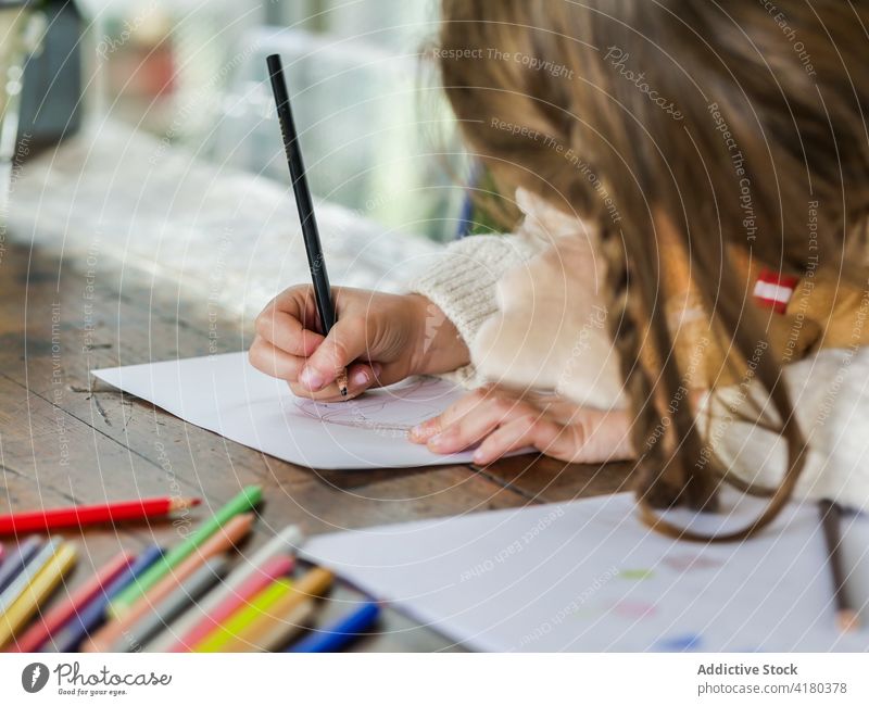 Crop gesichtsloses Mädchen Zeichnung auf Papier Blatt zeichnen Bleistift Hobby Kindheit Bildung elementar Entwicklung unterhalten Inspiration Pupille
