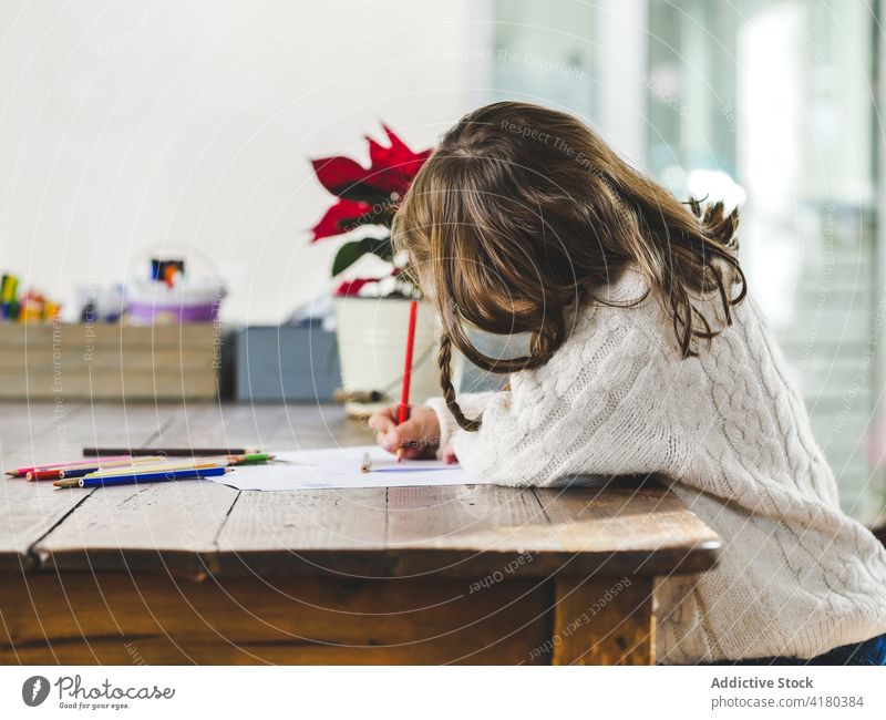 Crop gesichtsloses Mädchen Zeichnung auf Papier Blatt zeichnen Bleistift Hobby Kindheit Bildung elementar Entwicklung unterhalten Inspiration Pupille