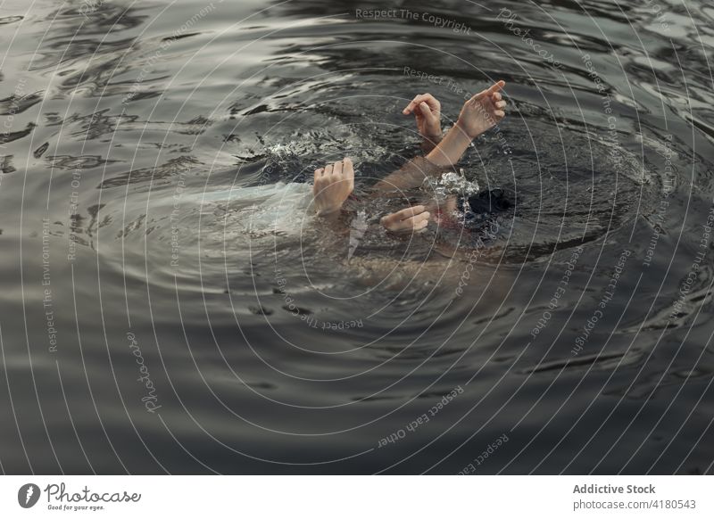 Unbekannte Frau mit Partner schwimmt in einem gekräuselten See Tourist schwimmen Arme hochgezogen Partnerschaft Rippeln reisen genießen Zeit verbringen