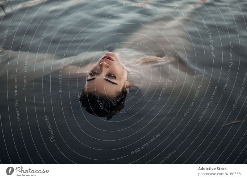 Frau in Unterwäsche in ruhigem Flusswasser liegend Wasser Frauenunterhose nass Lügen Augen geschlossen Teich Gelassenheit durchscheinend nasses Haar sinnlich