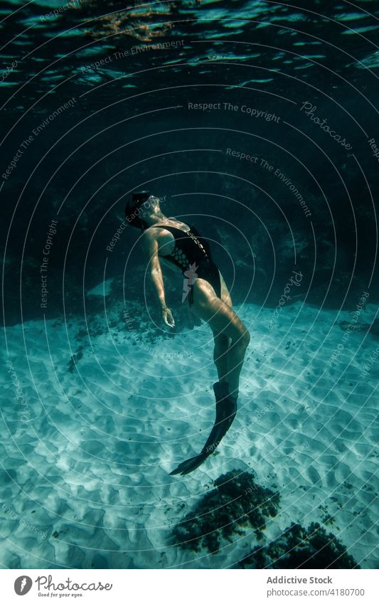Frau schwimmt unter Wasser im Meer schwimmen MEER Flosse Sinkflug Badeanzug Anmut schlank unterseeisch Schwimmer Badebekleidung Sommer Taucher türkis Farbe tief