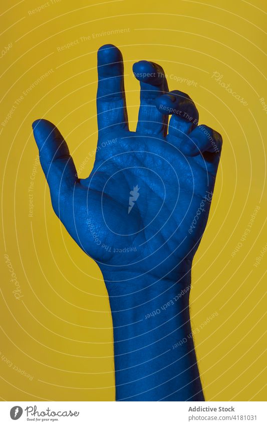 Blaue Hand eines Mannes mit offener Handfläche dunkelblau vorbei gelb Hintergrund Pop-Art zeigend Konzepte vereinzelt copyspace männlich Person Finger