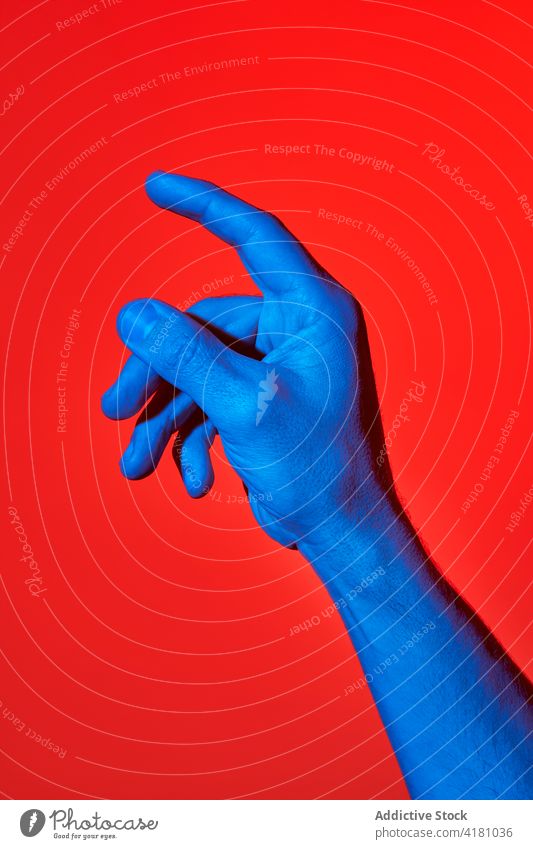 Nach oben zeigende Hand eines Mannes Person nach oben Finger vereinzelt Mitteilungen menschlich Index Zeigen Haut Zählen Pop-Art roter Hintergrund gestikulieren