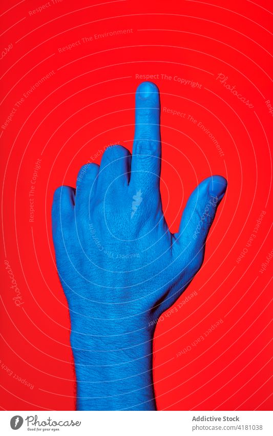 Die Hand eines Mannes zeigt mit dem Finger menschlich Person Erwachsener Inspiration Zeigen zeigend Index Regie Idee nach oben gestikulieren mich Zeichen