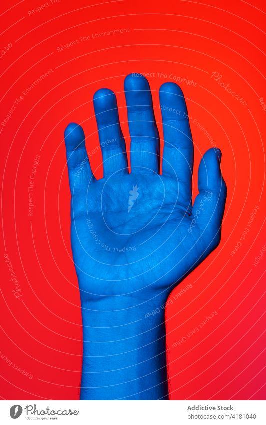 Manneshand mit offener Handfläche auf rotem Hintergrund Erwachsener Handgelenk vereinzelt Person Finger Kommunizieren fünf menschlich Haut Freiwilliger
