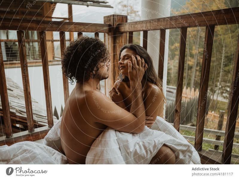 Nacktes Paar streichelt sich auf einer Decke auf der Terrasse kuscheln Herbst romantisch sanft Zuneigung Partnerschaft nackt Seelenverwandter Saison Bonden