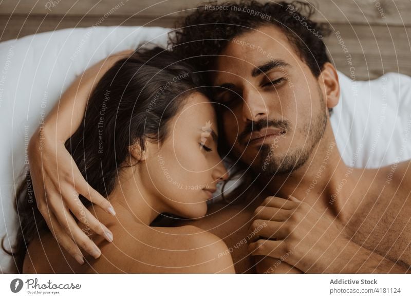 Gelassenes junges Paar entspannt sich auf einer Decke sich[Akk] entspannen Augen geschlossen romantisch Partnerschaft itim Zuneigung Gelassenheit ruhen verliebt