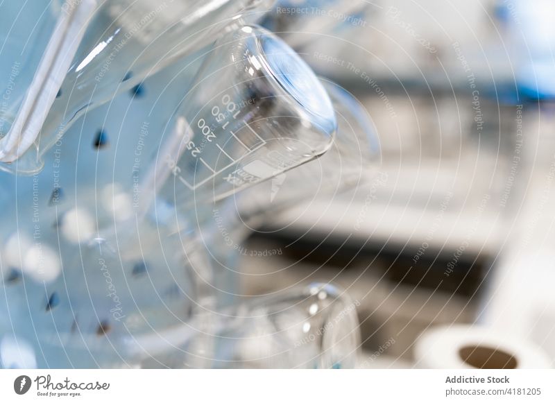 Glaskolben im chemischen Labor Flasche wissenschaftlich Chemie messen Prüfung Medizin leer Wissenschaft Experiment forschen professionell Analyse Biochemie