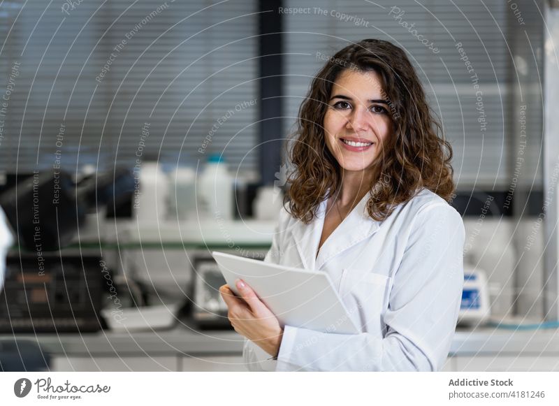 Frau im weißen Kittel bei der Arbeit im Labor Wissenschaftler forschen Pharma medizinisch Chemiker professionell wissenschaftlich Job Beruf Arbeitsplatz