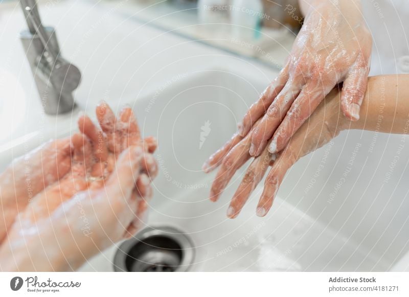 Wissenschaftler waschen sich im Labor die Hände Waschen Hand steril Chemikalie Medizin Arbeit desinfizieren Frauen behüten Mundschutz Bund 19 COVID19