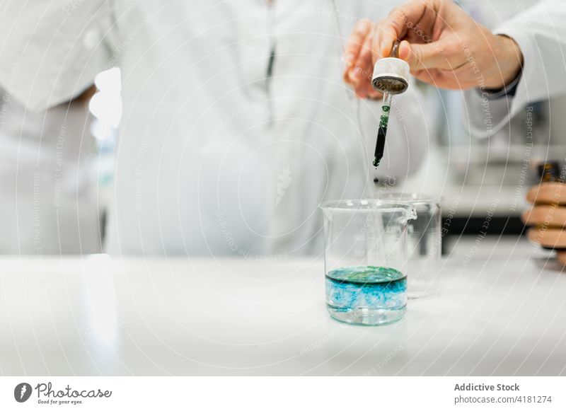 Wissenschaftler, der in einem chemischen Labor arbeitet Experiment Chemie Medizin forschen Kompetenz professionell Frau Chemikalie liquide behüten Spezialist