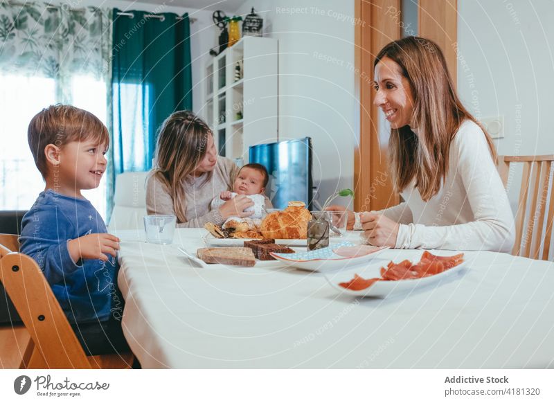 Lesbische Familie mit Kindern beim gemeinsamen Frühstück lesbisch Sohn Baby Mahlzeit Partnerschaft Einheit lgbt Mutterschaft Frauen Homosexualität Kindheit