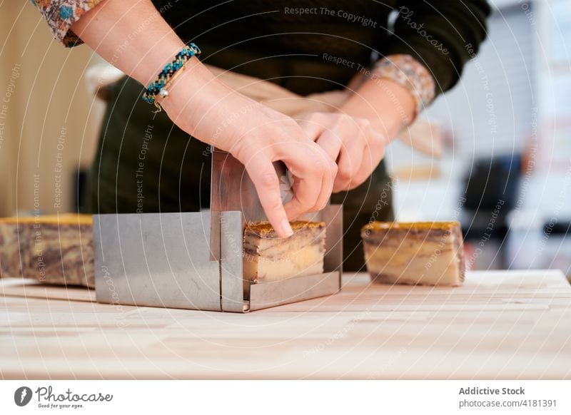 Eine Verkäuferin schneidet ein Stück handgemachte Seife Frauen Käufer geschnitten handgefertigt natürlich Öko vorbereiten Orden Klient Laden Kunde Werkstatt