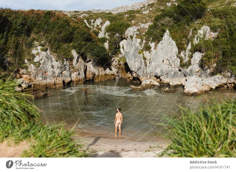 Nackter Mann am Seeufer im felsigen Hochland Strand nackt Felsen rau FKK Klippe sich[Akk] ausziehen stehen Teich malerisch Natur Asturien Spanien Ufer