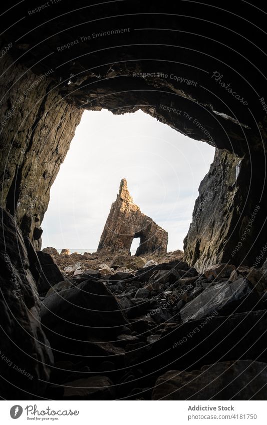 Von der Höhle aus betrachtet, felsige, raue Formationen Felsen Golfloch stechend Grotte steif Schlucht Gelände Hochland Klippe Berge u. Gebirge malerisch uneben