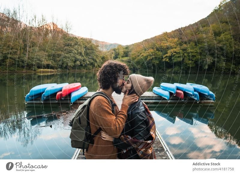 Romantisches Paar küsst sich am Seeufer, umgeben von grünem Wald Kuss Pier Stausee Valdemurio Partnerschaft Liebe Angebot Natur romantisch Kai Zusammensein jung