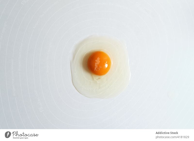 Rohes Ei auf weißem Hintergrund roh Gesundheit Lebensmittel frisch Eigelb organisch Produkt ungekocht natürlich Atelier sehr wenige Bestandteil Hähnchen Pute