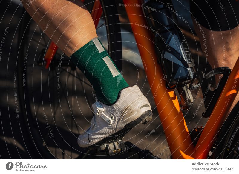 Gesichtslose Person fährt Fahrrad auf der Straße Mitfahrgelegenheit sportlich Aktivität aktiv Zyklus Fahrzeug Radfahrer Shorts Turnschuh modern Verkehr Sport