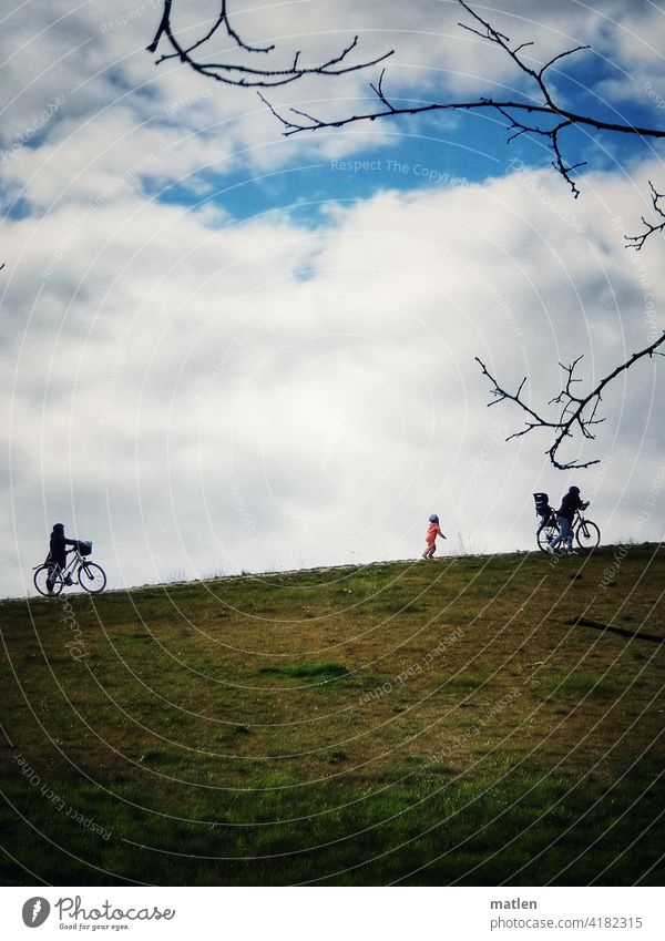 Berliner Kammweg Wiese Himmel Wolken Fahrrad Schieben Fahren bergauf Kind Personen Horizont Außenaufnahme Fahrradfahren Tag