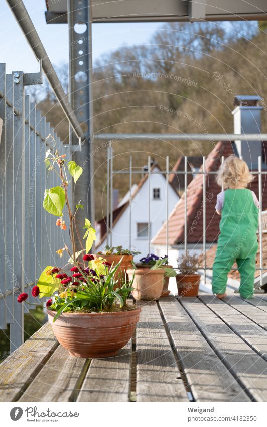 Balkon mit Kind im Lockdown Frühling Kleinkind Homeoffice Pause Pflanzen Gardening Blumentopf Sonntag Freizeit Familie