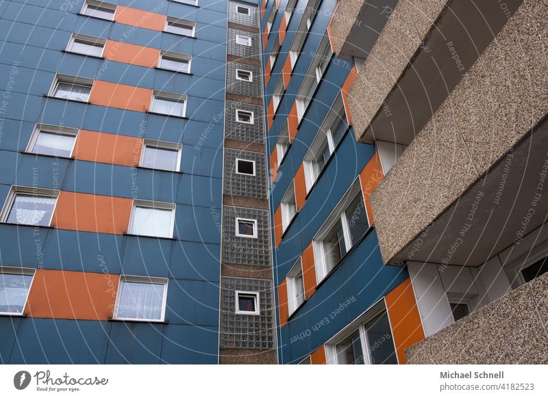 Wohnen im Hochhaus Wohnhaus blau orange Haus Fassade Fenster Stadt Gebäude Menschenleer Häusliches Leben Wohngebiet trist Tristesse eng Wohnhochhaus