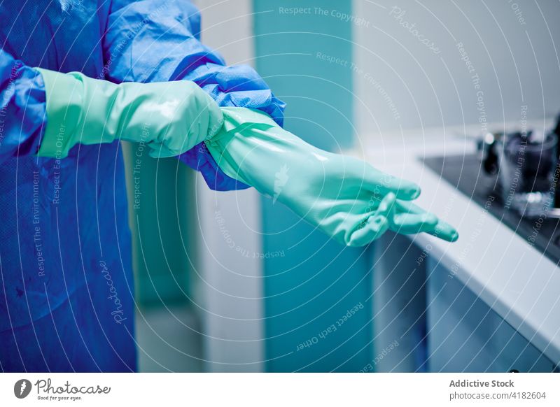 Krankenschwester zieht im Krankenhaus Handschuhe an Person angezogen Arbeitsplatz desinfizieren Krankenpfleger Sauberkeit Hygiene steril medizinisch Arbeiter