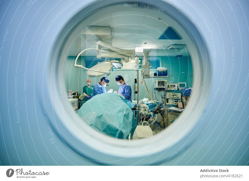 Anonyme Chirurgen, die in einer modernen Klinik operieren Menschen Operationssaal Chirurgie Krankenhaus Team Medizin Gesundheitswesen Arbeit Assistent Arzt