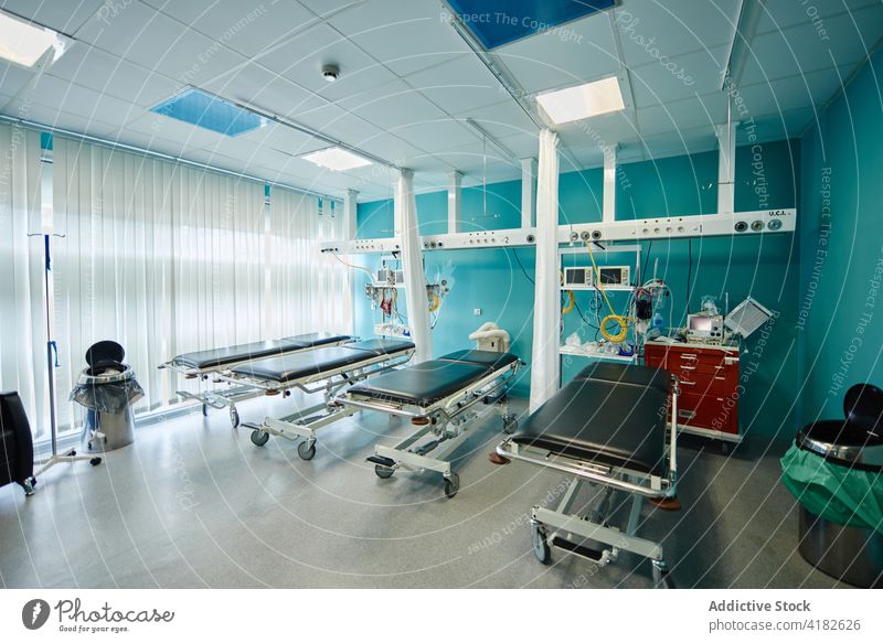 Liegen und Ausrüstung in der Notaufnahme einer modernen Klinik Krankenhaus Innenbereich Leckerbissen Raum Monitor Gesundheitswesen Therapie Kabinett Notfall