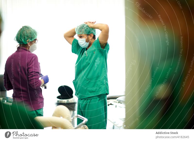 Unbekannte Ärzte unterhalten sich auf der Krankenstation Mann Frau diskutieren Krankenhaus Arzt Kollege Konzentration Talkrunde medizinisch Gesundheitswesen