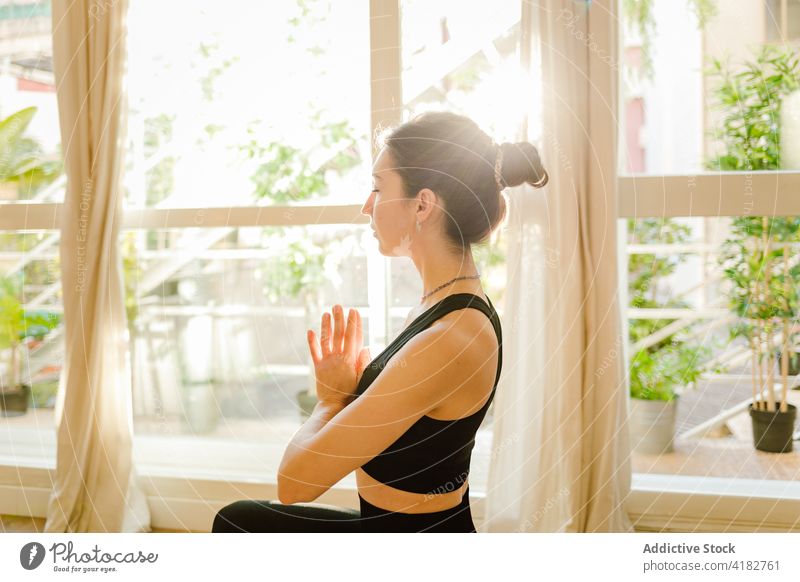 Achtsame Frau in Lotus-Pose zu Hause sitzend Yoga Mudra Stressabbau meditieren Sprit Augen geschlossen Konzentration heimwärts Barfuß Unterlage padmasana