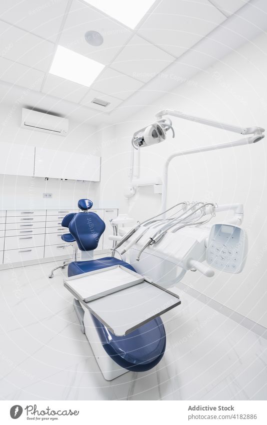 Helle Zahnklinik mit moderner Ausstattung dental Klinik Gesundheitswesen Stuhl Gerät Innenbereich Zeitgenosse Stomatologie Maschine Zahnmedizin Möbel Hygiene