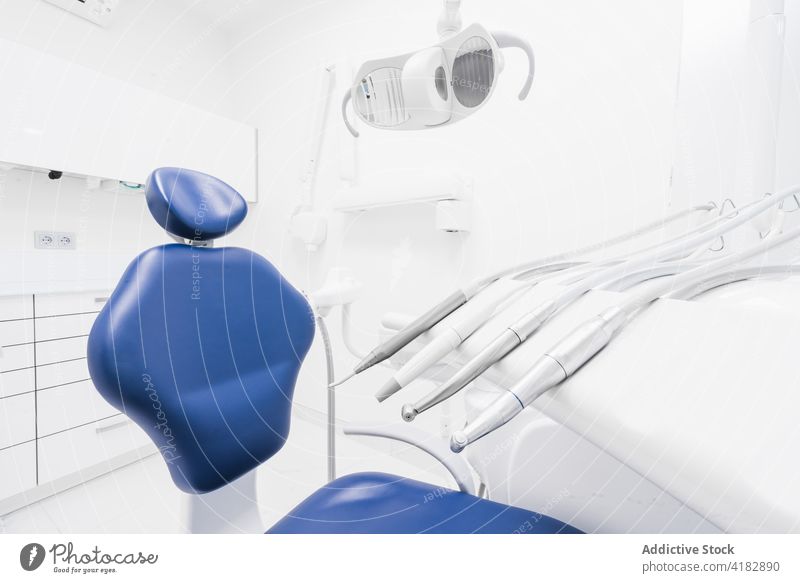 Bohrgerät und Stuhl in der Zahnklinik dental bohren Klinik Gerät Vorrichtung Innenbereich Arbeitsplatz Instrument Stomatologie Maschine Zahnmedizin Möbel
