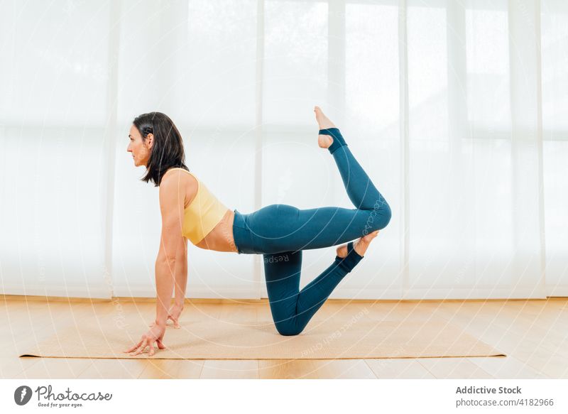 Frau in ausgleichender Haltung beim Training Sportlerin Dehnung Gleichgewicht positionieren Körperhaltung Wohlbefinden Gesundheit physisch Aktivität Wellness