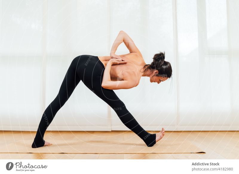 Fit Frau tun seitliche Biegung mit namaste Geste Wegbiegung Namaste Wohlbefinden Körperhaltung Gesundheit Yoga Aktivität Training üben positionieren beweglich