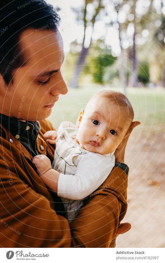 Vater mit Baby ruht sich im Park aus Papa Liebe Zusammensein Säugling Kind Partnerschaft Bonden Elternschaft bezaubernd Kindheit Säuglingsalter Zuneigung