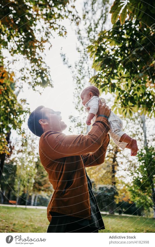 Vater mit Baby ruht sich im Park aus Papa Liebe Zusammensein Säugling Kind Partnerschaft Bonden Elternschaft bezaubernd Kindheit Säuglingsalter Zuneigung